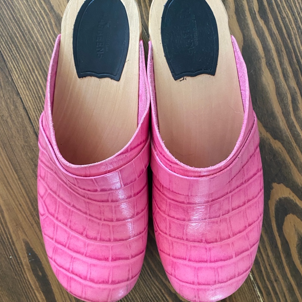 Swedish Hasbeens Pink Croc-Embossed Mules